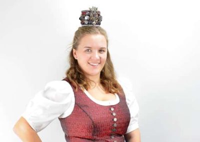 hochzeitsdirndl mit krone