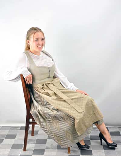 festliches Jägerdirndl