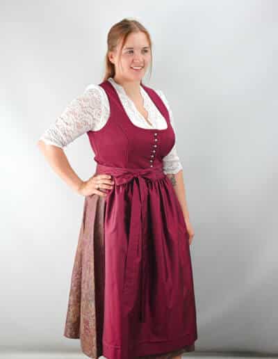 festliches rotes Leinendirndl