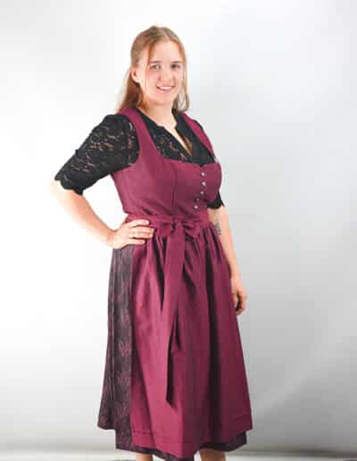 rotes festliches Dirndl